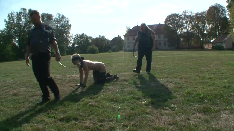 Absolute BDSM films - The original: BDSM all'aperto con una schiava matura