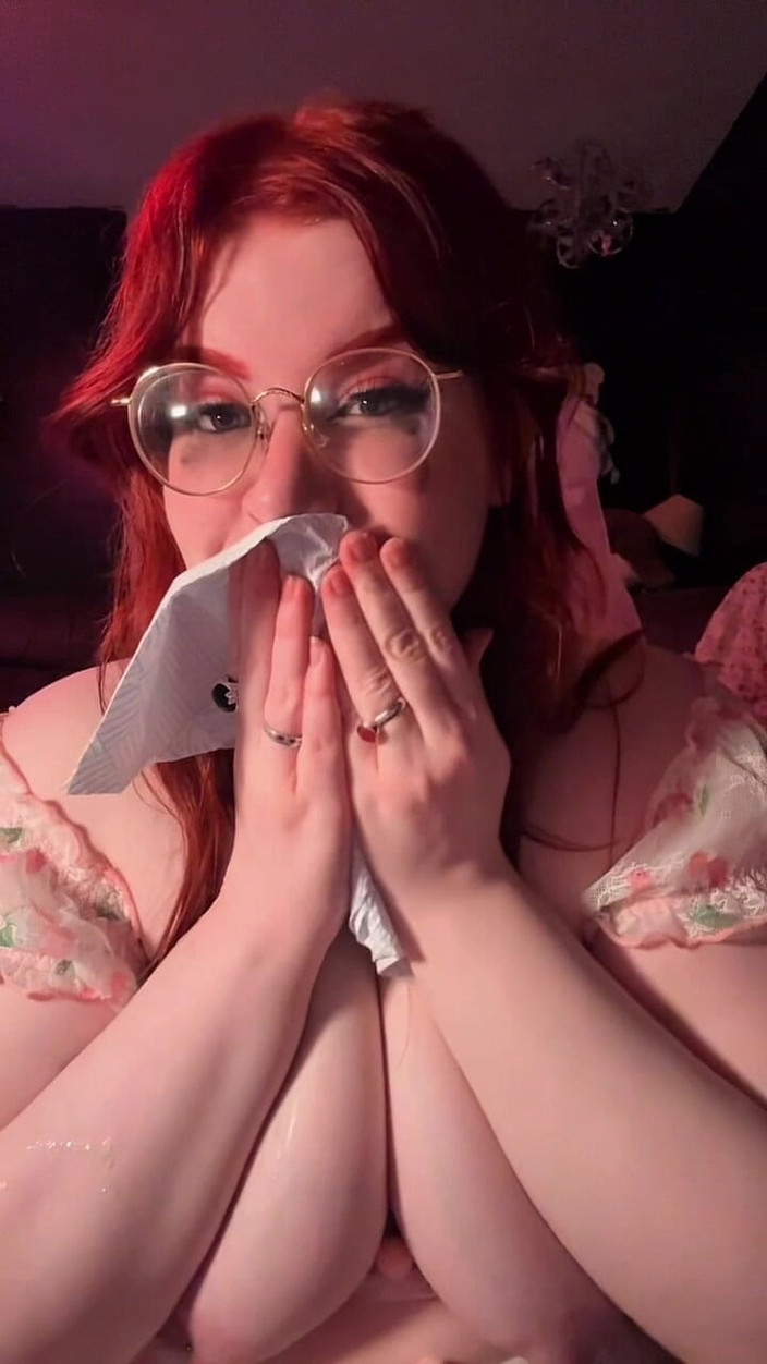 Pinkladypaige: 丰满的红发女郎给一根黑色假阳具邋遢口交