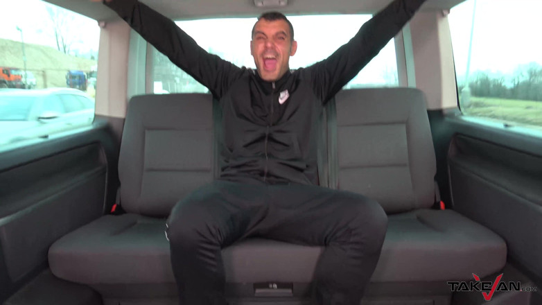 Take Van: Blondă futută în dubă continuă să se fută cu un străin...