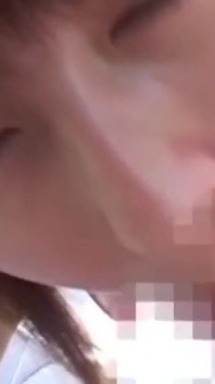 Une jeune femme mariée asiatique brune taquine avec un gode rose