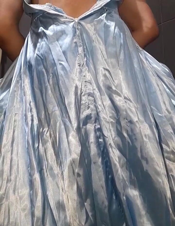 Naomisinka: Crossdresser cum vestindo elegante vestido de cetim