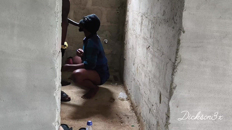Dickass3x: Follando ébano grande wasit bussy dentro del baño de un edificio...