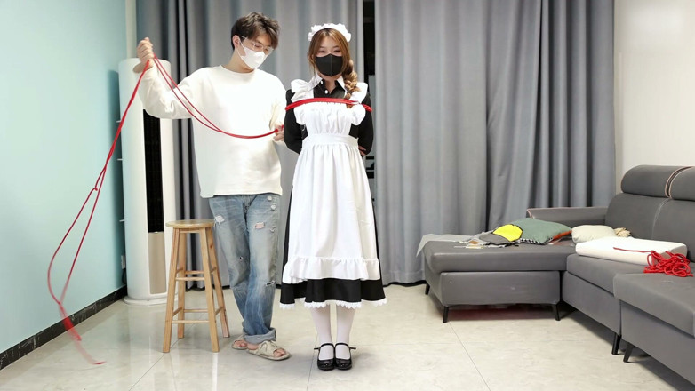 Asian bondage: 女仆的站立束缚，与金属支架合二为一