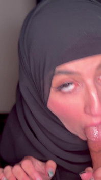 Hijabi esposa chupa um pau preto em segredo