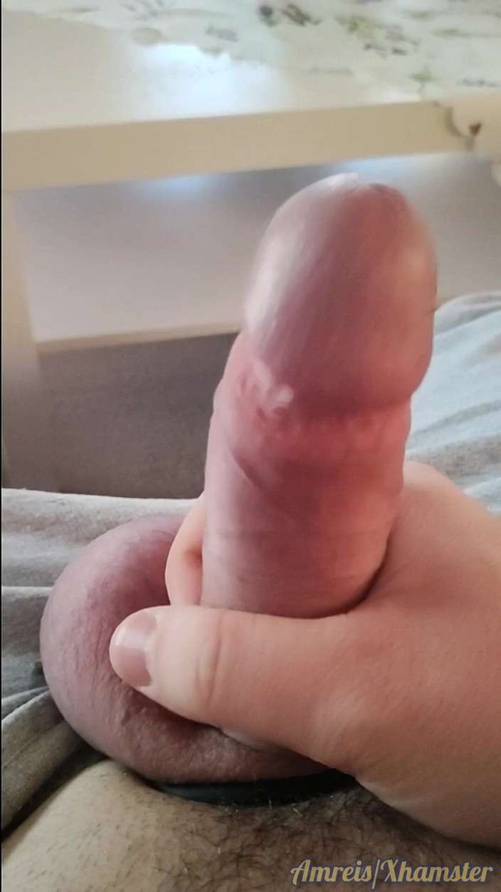 Amreis: Kiedy jestem sam w domu - szarpanie mojego ogolonego penisa skończyło...