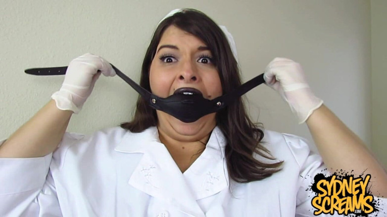 Sydney screams fetish: Медсестра с кляпом во рту Sydney умоляет - HD Wmv