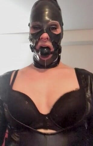 Sabrina Sissy: Сабріна Сіссі, фетиш, латексна маска і кляп у яйцях