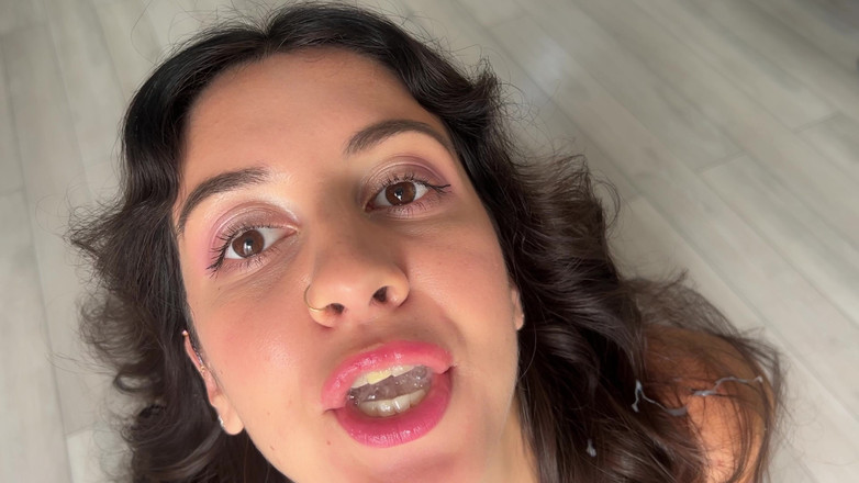 Katty West: v ústech si hraje se spermií