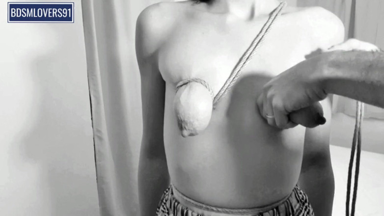 Bdsmlovers91: 爸爸的荡妇上瘾了，她那下垂的小奶子和乳头被粗暴抽插