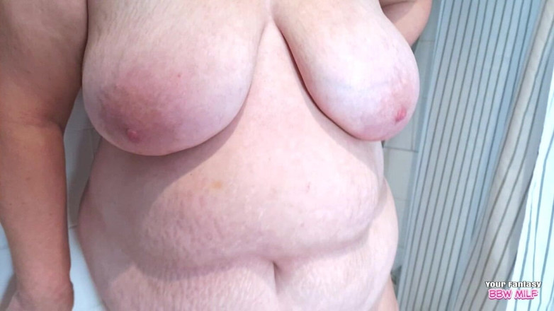 BBW_Wife: Xem âm hộ đầy lông của dì đi tiểu trong phòng tắm (đít bự...