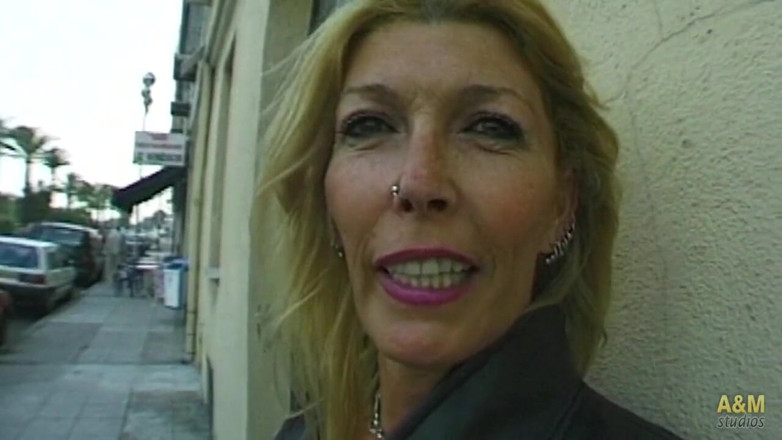 A&M Studios: Una milf francese molto amichevole.