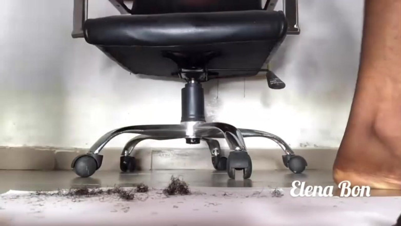 Elenabon: Watch Me Shave My Tiny Pussy