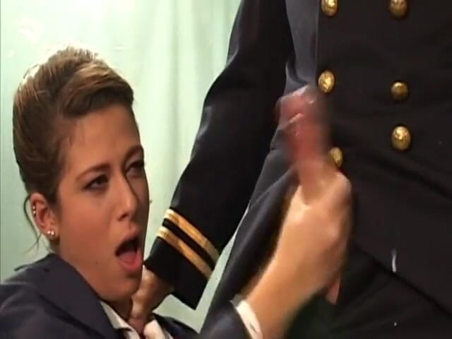 Wild Suckers: Brunette stewardess zuigt de pik van de piloot