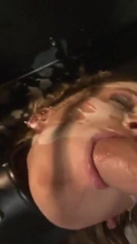 Aiden Aspen oral sekste büyük bir yüze boşalma alıyor
