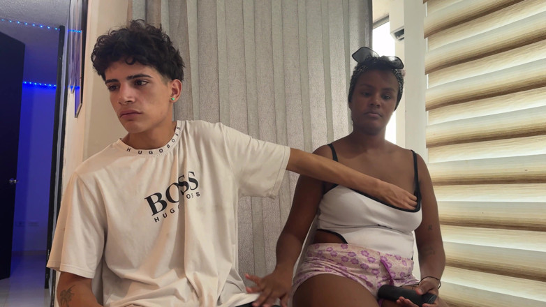 BritannySexxx: Куколд отвлекается, и ее муж использует возможность, чтобы трахнуть его друга в задницу