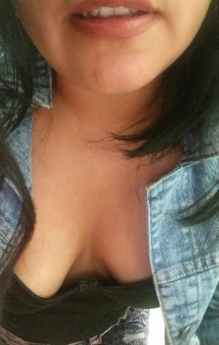 Carla Villalobos: Ella baila y se desnuda mostrando su coño sin pelo