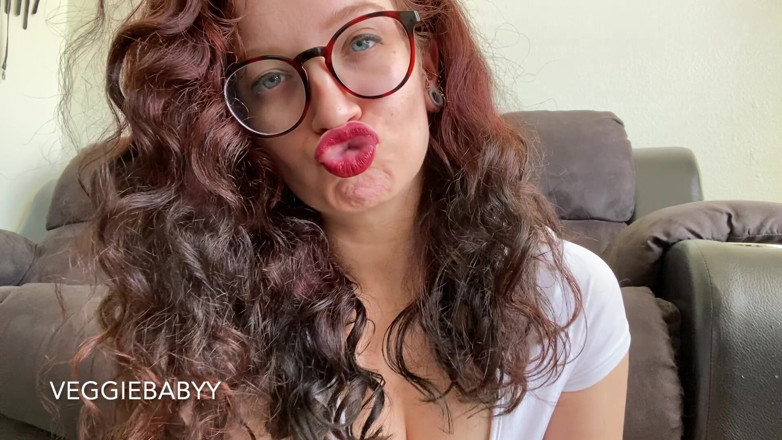 Veggiebabyy: Seducing You with Big Red Lips and Hair