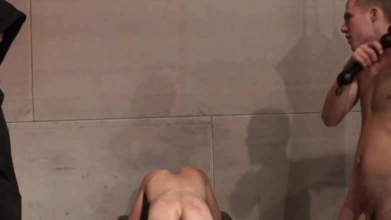 AMATOR BAREBACK FRENCH STUDIO: Bukkake amateur con twinks gay chupando todos sus amigos al...