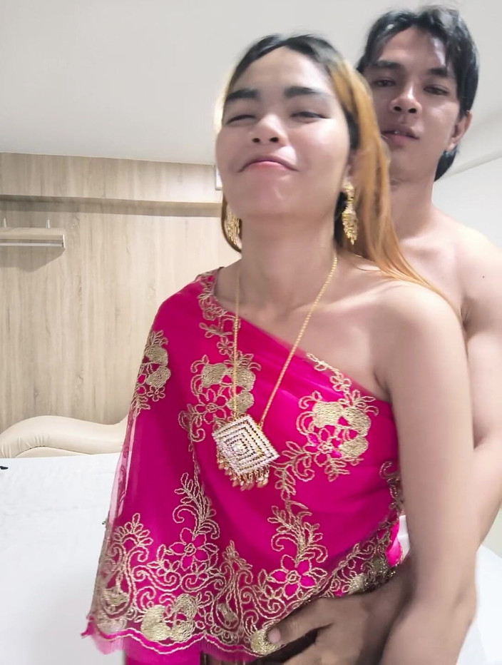 Daralux: Ragazza tailandese in abito tailandese rosa