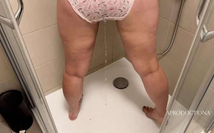 AproductionA: Desesperadas bragas mojando dos bocas meando, garganta profunda, lamer facial
