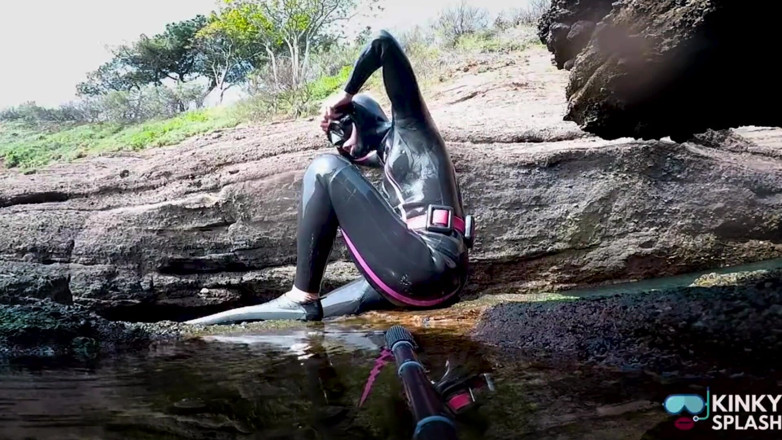 UKCuteGirl Lucy Lauren: Diving in My Shiny Two-piece Wetsuit
