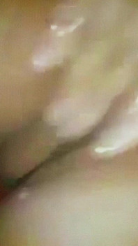 Gece yarısı loş ışıkta duruyorum, kendi amcığımı parmaklıyorum ve çok boşalıyorum