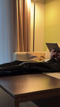 Footslave in Hotel
