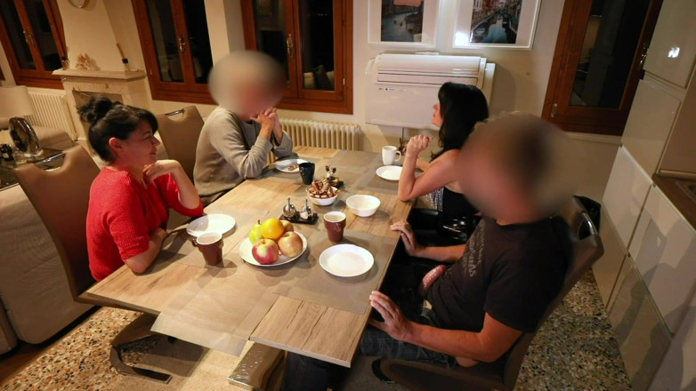 Alexandra Wett: 18-jährige entjungfährt beim gemeinsamen abendessen
