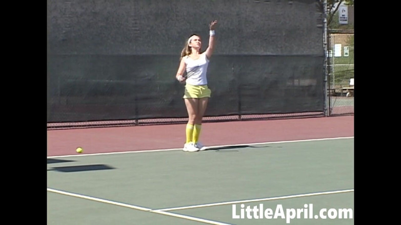Little April: Sexy náctiletá holka Little April hraje tenis