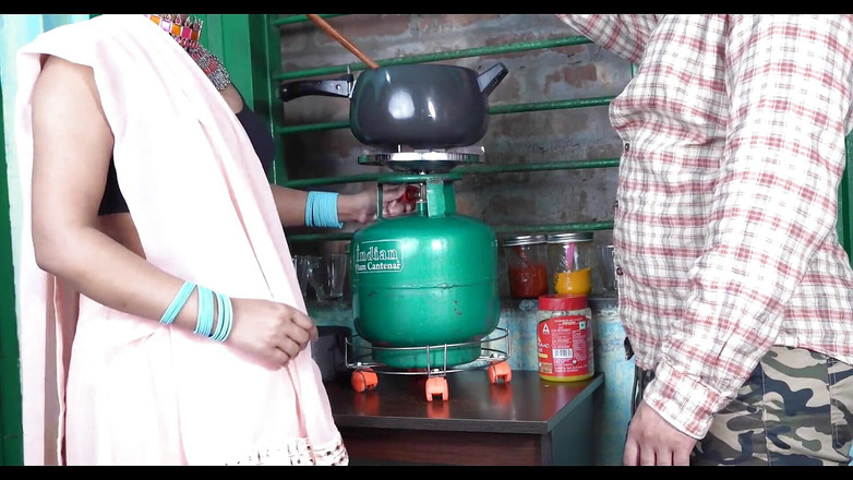 Sathi Bhabhi: 接吻和浪漫继兄弟和已婚继妹在她的大屁股上被狠操