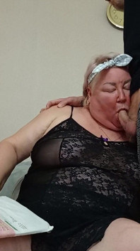 Üvey anneme İngilizce yardım ediyorum ve bana sakso çekiyor