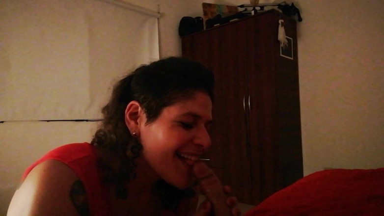 My sexy MILFS: Kırmızı giyinmiş ateşli olgun kadın üvey erkek kardeşinin yarağını yiyor