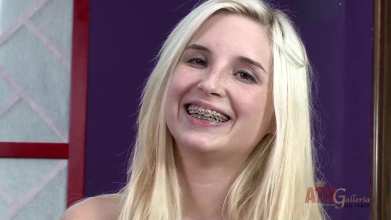 ATK Fans (Solo): Ragazza con belle tette si gode il divertimento da solista