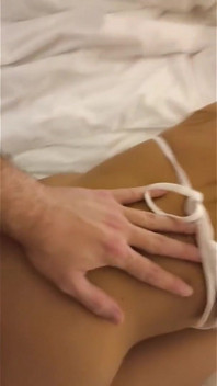 Moje indonéská manželka mi dává můj dárek na Valentýna.