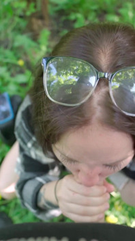 Venkovní zábava s nerdy dívka v brýlích