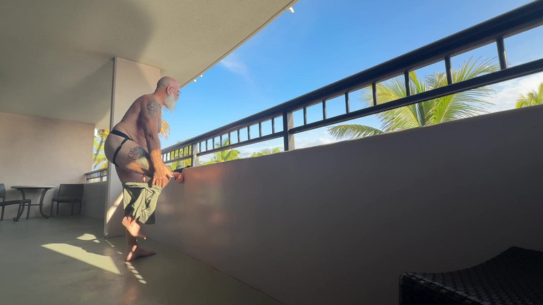 feedmedick: Surprise Au Balcon