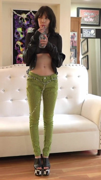 Bts - Leda Elizabeth Charms the Lens com sua figura curvilínea e sexy!