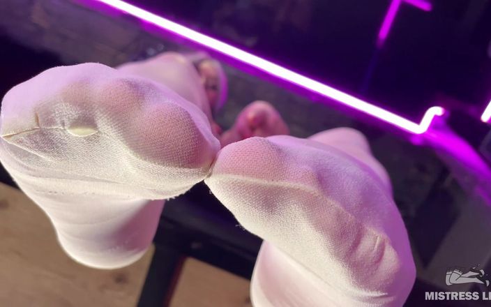 Mistress Legs: Onder de voeten van de meesteres in witte panty op...