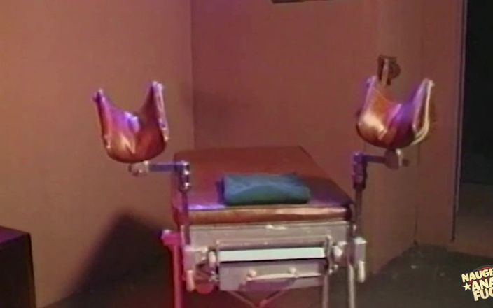 Naughty anal fuck: O brunetă sexy geme de plăcere în timp ce face sex...
