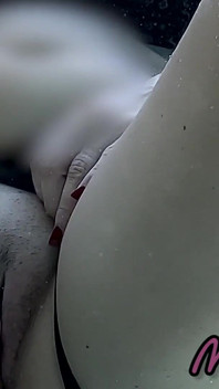 Esibisco il mio cazzo davanti a una ragazza in piscina e mi scopa - È molto rischioso con persone vicino - misscreamy