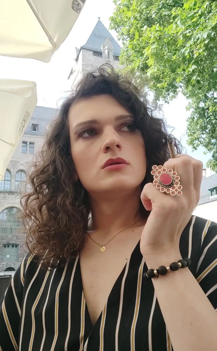 Medi Voi: Tôi nghĩ về hút thuốc video. Thử đi?