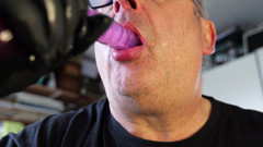 Claus Noord: Allenamento di gola profonda con un dildo 23 cm dentro