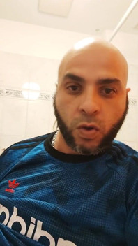 DJ-bro se pomočí a to ho vzrušuje.