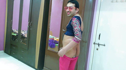 Cute & Nude Crossdresser: Transsexuală dulce efeminată Femboy Sweet Lollipop într-un top cu colanți și ochelari...