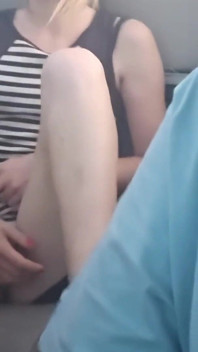 Heiße blonde blauäugige Dildo fickt hinten im Cabrio