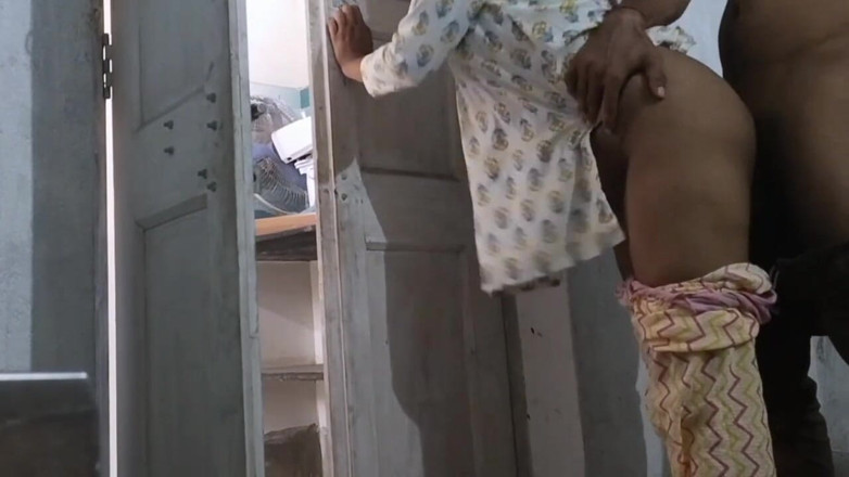 Nazima Khan: 印度女孩和她的男友开始在教室里默默做爱