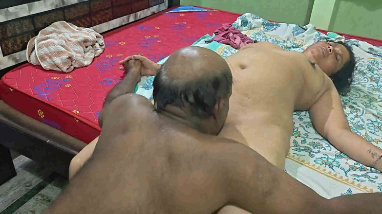 Sexy sindu: Indiancă Desi Bhabhi și-a împărțit patul cu Dever