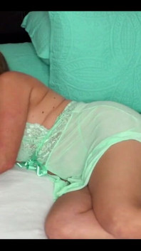 Am prins-o pe mama vitregă matură sexy excitată cu vibratorul ei!