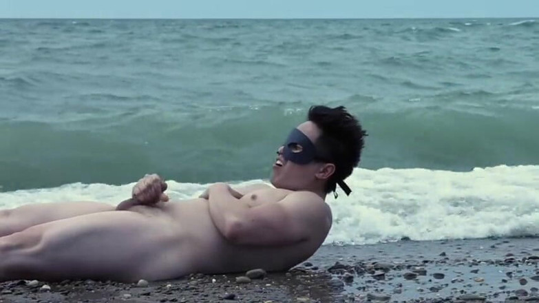 barenakedboy: Dilihat: lelaki gembar-gembur peribadi Lautan. kemalangan ombak, bermain-main otot, dan...