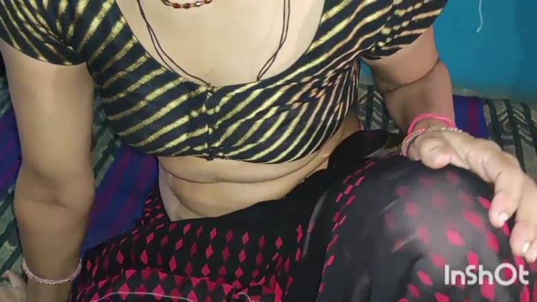 Village studio: Video seks Awek Panas India Janvibhabhi, Wanita MILF desi dikongkek...